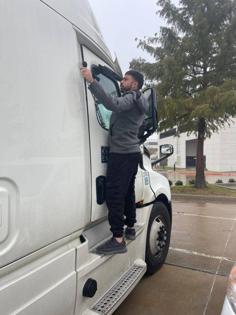 18 wheeler unlocking service in Dallas Texas by 1st class locksmith