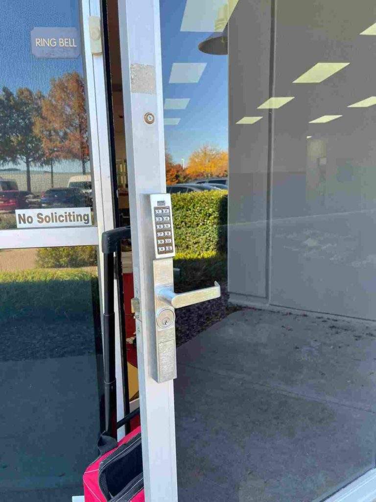 Commercial building door opened by 1st class locksmith in Dallas Tx